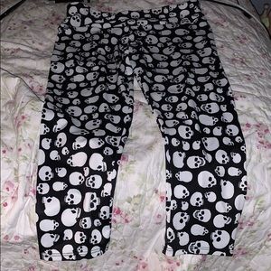 Women’s Capri length Onzie skull leggings size m/l